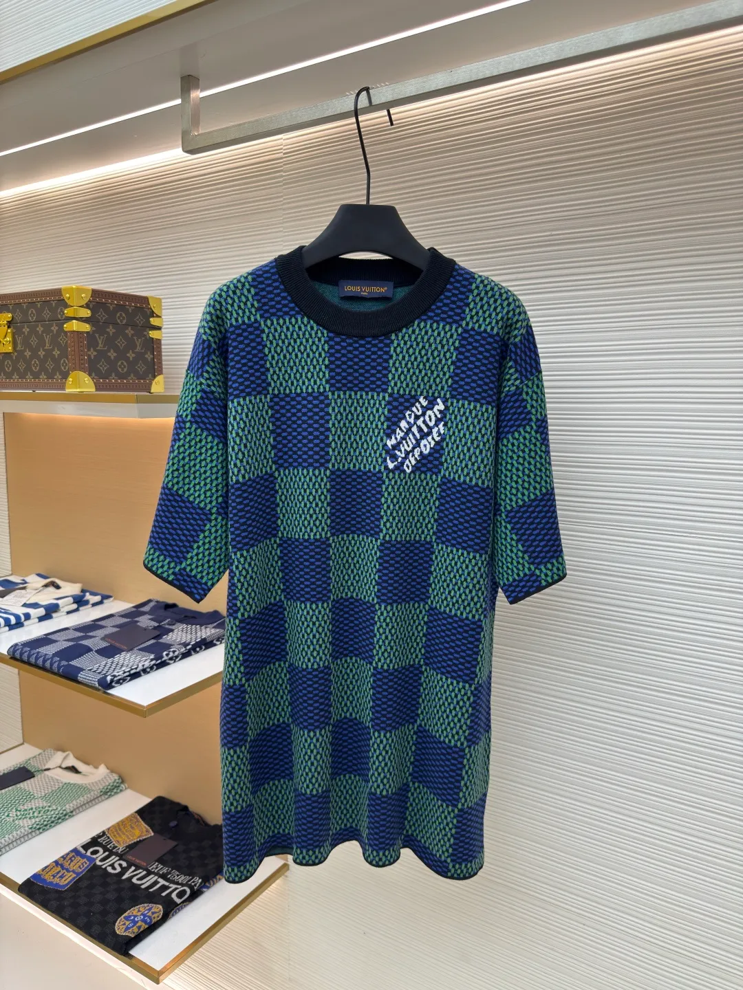 LOUIS VUITTON checkerboard woolen short sleeves ●Authentic product: Purchased and developed by 9850 ●Item number: 1680123-A35 ●Fabric: combed cotton yarn ●Technology: Woolen ●Version: Fitted version ●Size: XS-S-M-L ●Description: 100% fully combed cotton yarn is used, and the fabric pieces are woven using a Stoll 14-needle ultra-fine machine imported from Germany worth 47W. It is woven at a parallel and even speed with reference to the original single-sided partial net bottom hanging wool structure. Each piece takes 270 minutes to weave. During weaving, 16 sand spits are used to alternately knit back and forth. The number of knitting rows on a single piece of front clothing is as high as 6352. The newly woven garment has a lot of knots. It requires pure manual thread picking and knot head inspection. Only after random inspection can seam picking and washing be carried out. The overall wiring is straight and delicate. The fabric is comfortable and soft, and the color is consistent with no color difference. It can be matched with the same style to create a fashionable look, and can be used in various occasions. Customized accessories, complete with three standards, the same style for men and women!